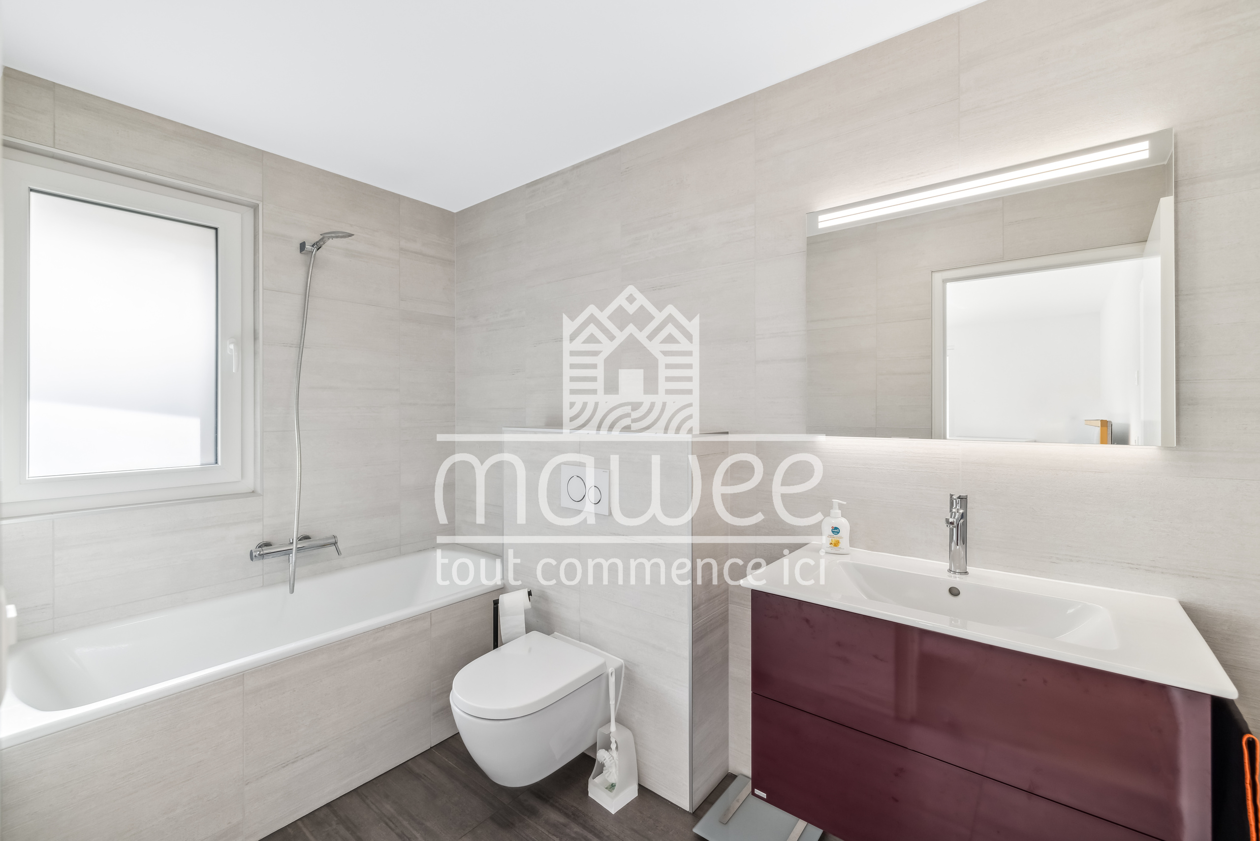 Modernes Badezimmer mit Wanne, WC und Waschtisch
