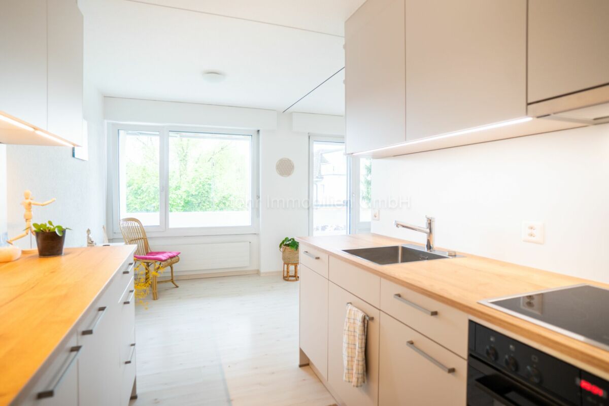 Helle moderne Küche mit Blick ins Grün