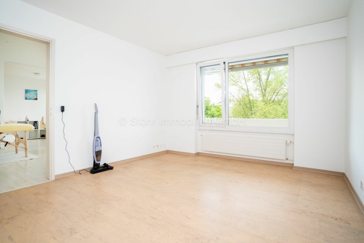 Heller leerer Raum mit großem Fenster