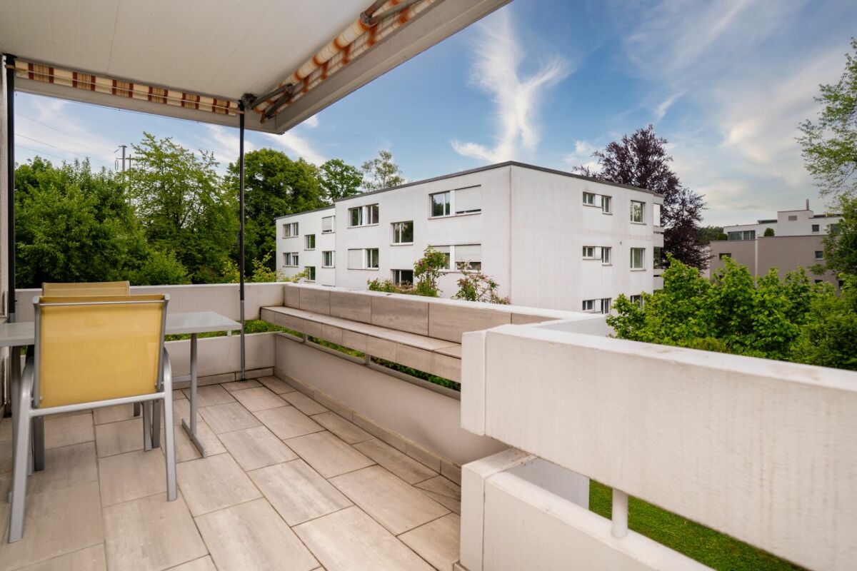Balkon mit Markise und Grünblick