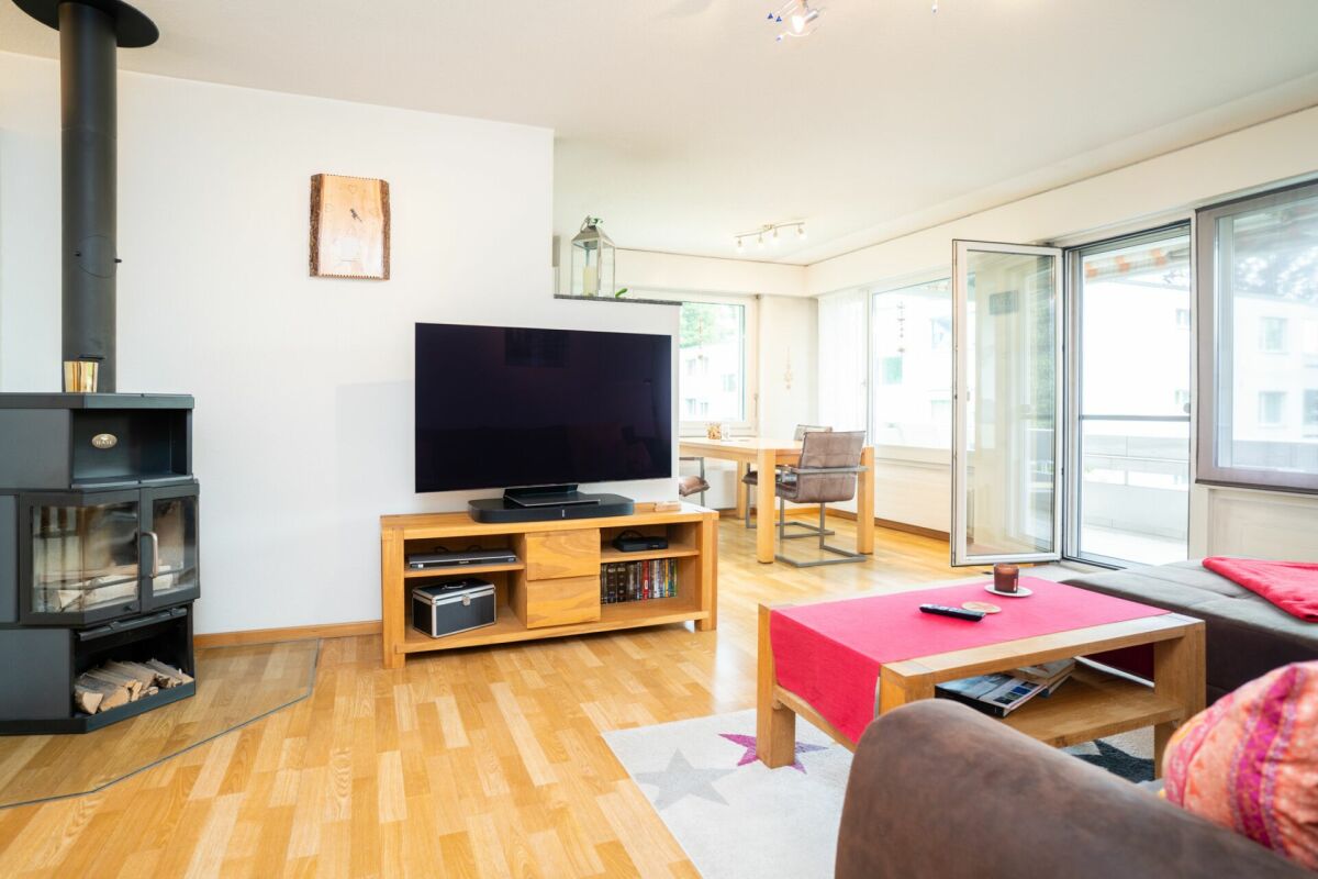 Heller Wohnbereich mit Kamin und Balkon