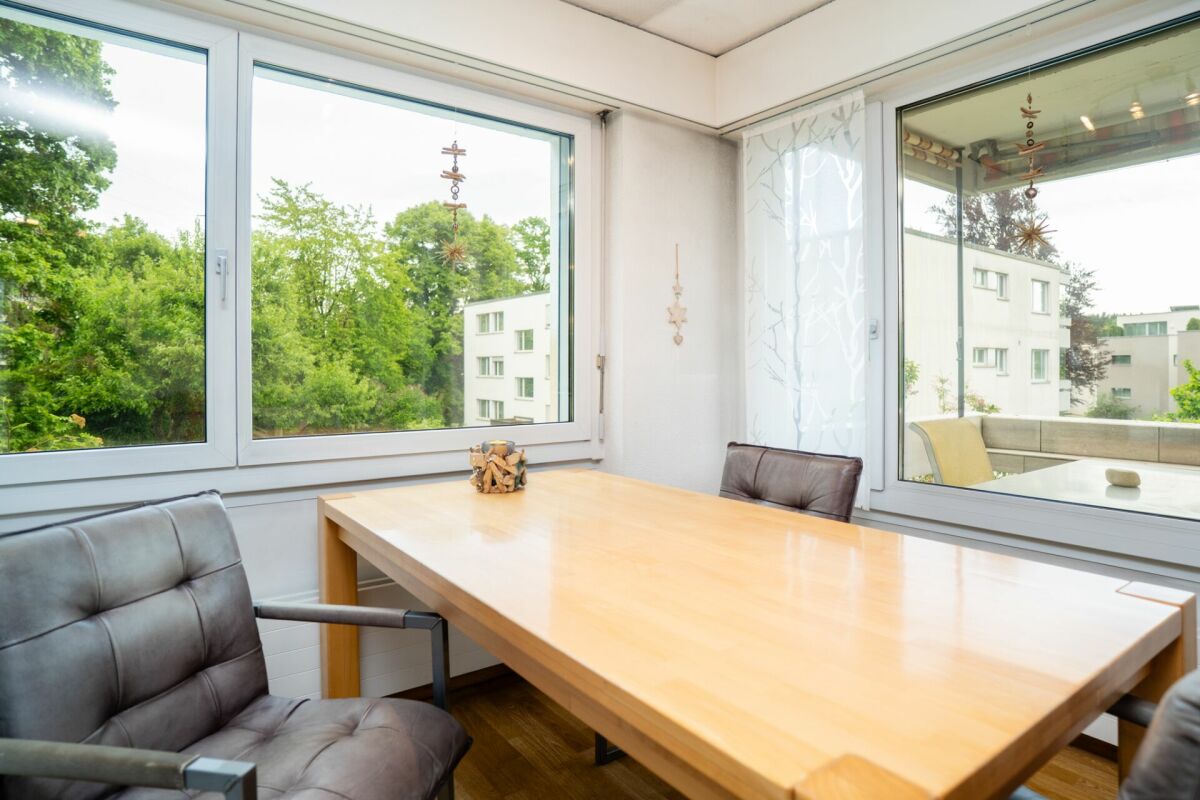 Essbereich mit großem Fenster und Balkonblick
