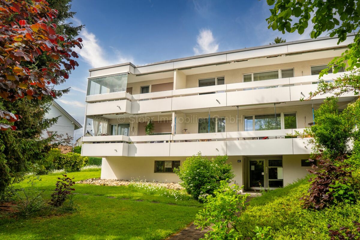 Modernes Mehrfamilienhaus mit Balkonen