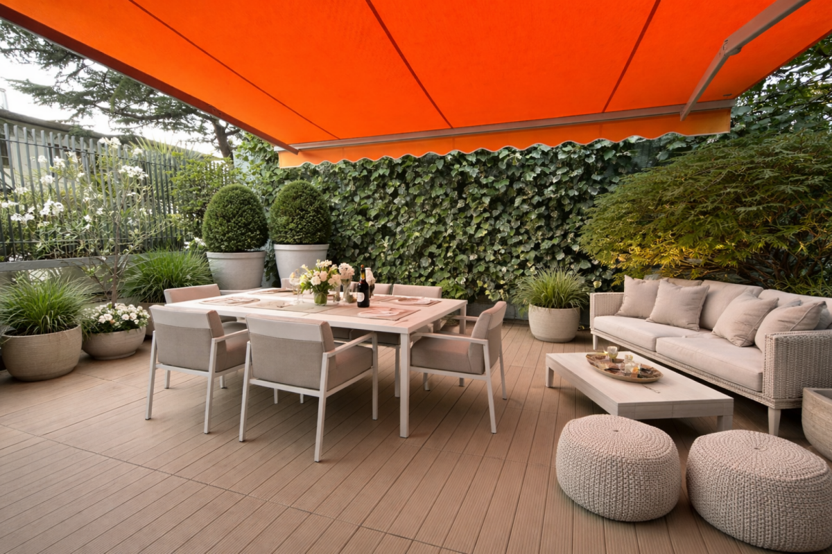 Überdachte Terrasse mit Ess- und Lounge-Bereich