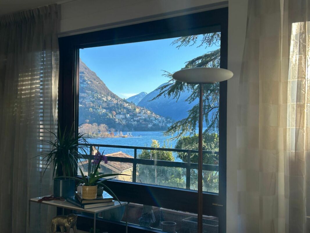 Wohnraum mit Panoramablick auf See und Berge