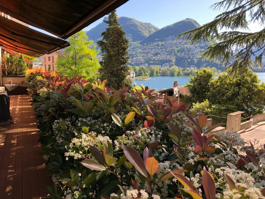 Terrasse mit Seeblick und Bergpanorama
