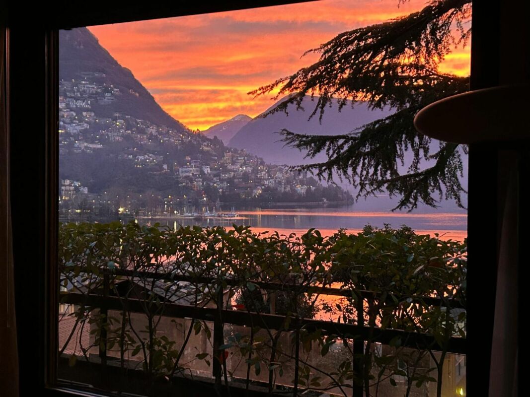 Blick auf See und Berge bei Sonnenuntergang