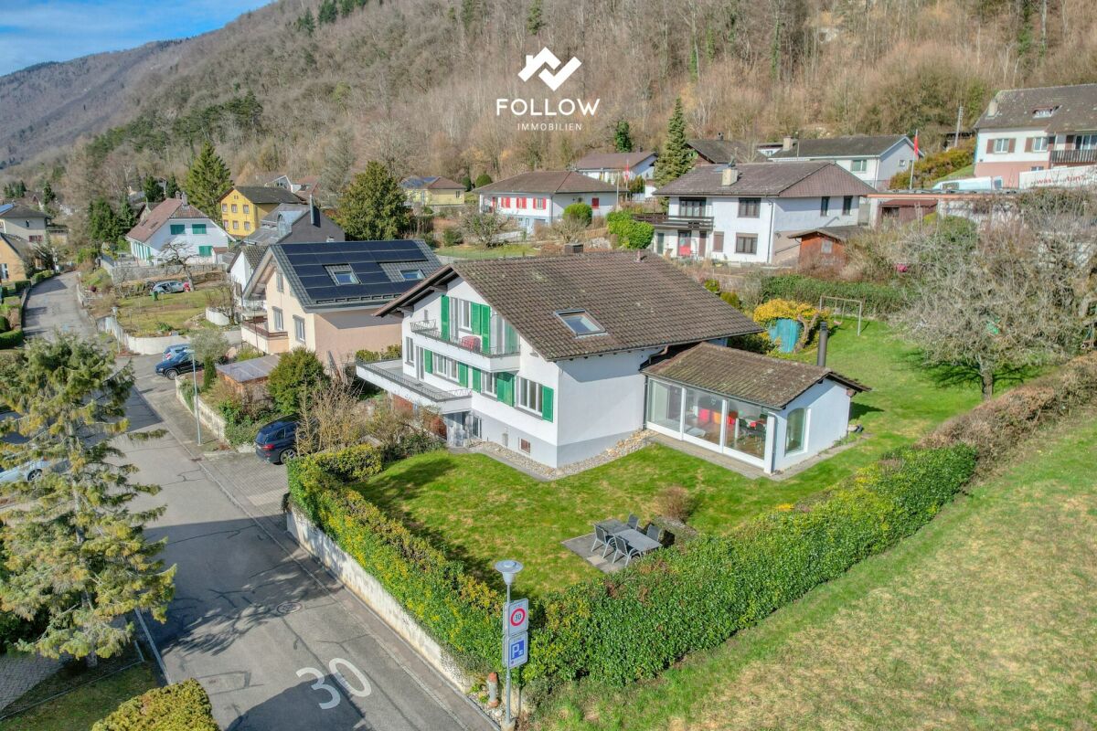 Luftaufnahme eines freistehenden Wohnhauses mit Garten