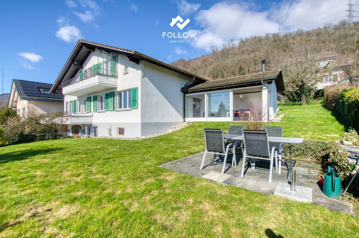 Gartenansicht eines Wohnhauses mit Terrasse