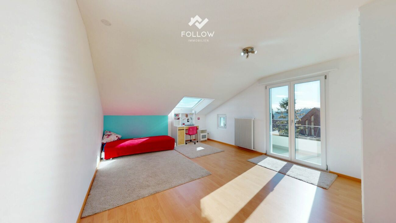 Helles Dachzimmer mit Schlafbereich und Balkon