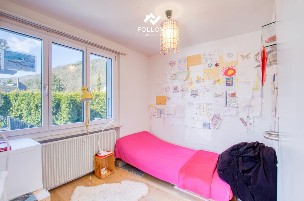 Kinderzimmer mit großem Fenster und Einzelbett