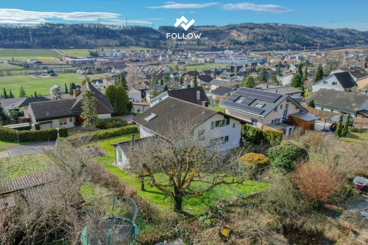 Panoramablick über Wohngebiet mit Bergkulisse