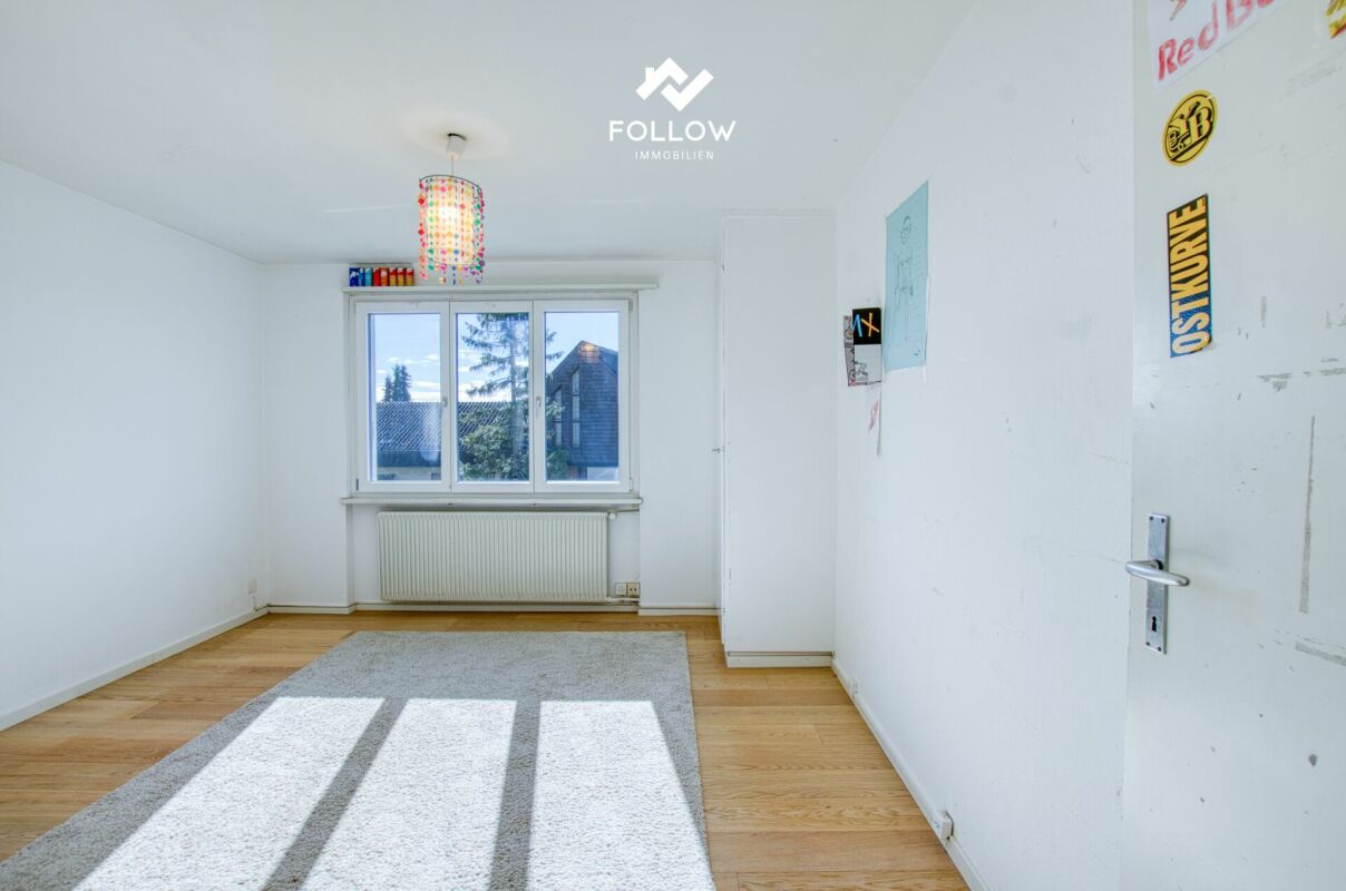 Helles leeres Zimmer mit Fenster und Heizkörper