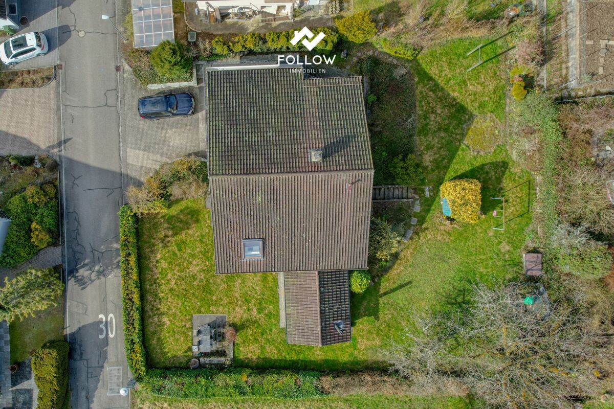 Luftaufnahme eines Wohnhauses mit Garten