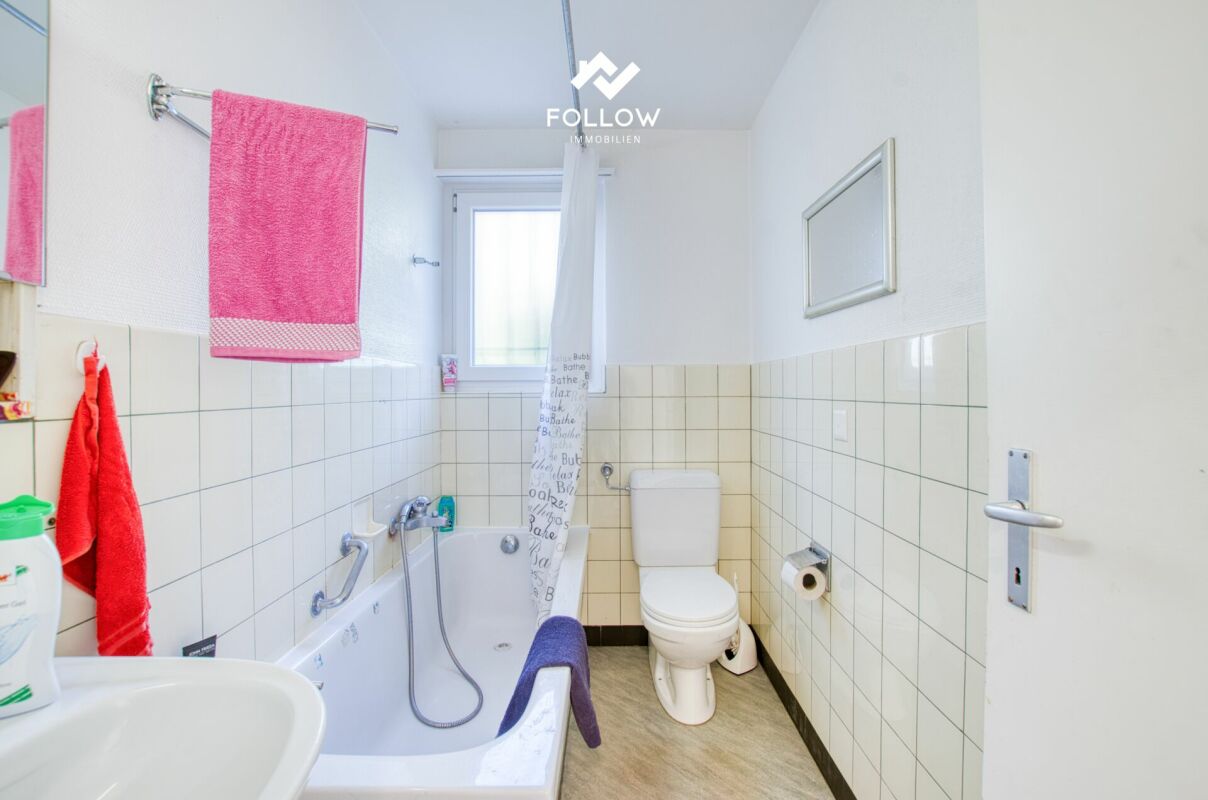 Kleines Bad mit Wanne und WC