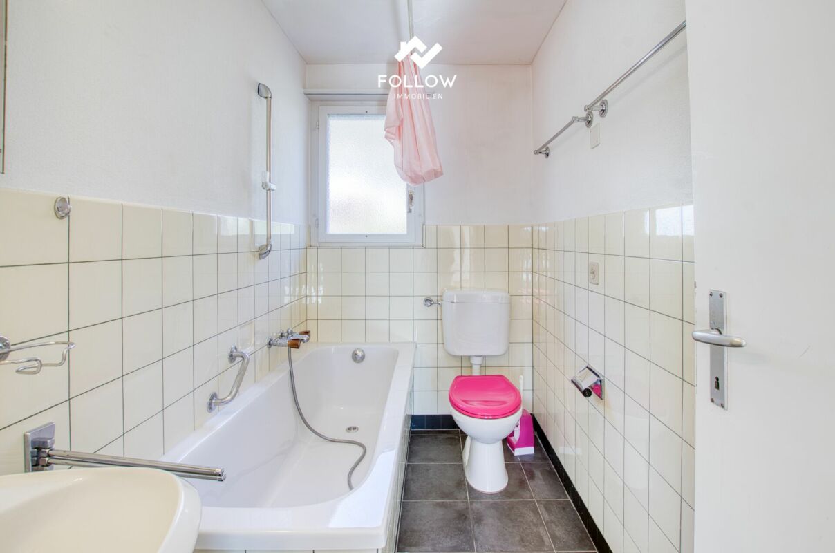 Kleines Badezimmer mit Badewanne und WC