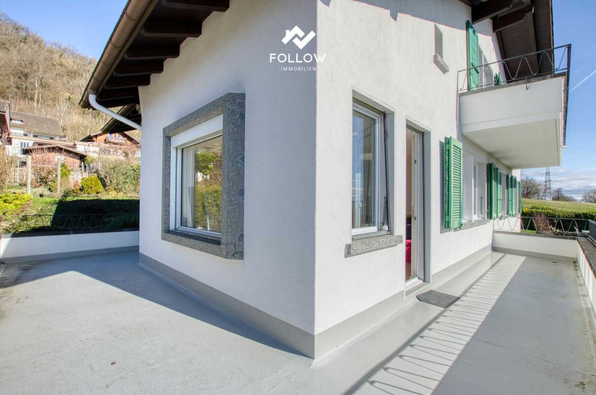 Außenansicht eines Wohnhauses mit Balkon und Terrasse