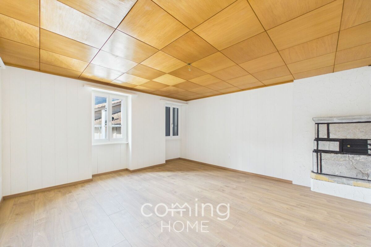 Heller leerer Wohnraum mit Holzboden und Holzdecke