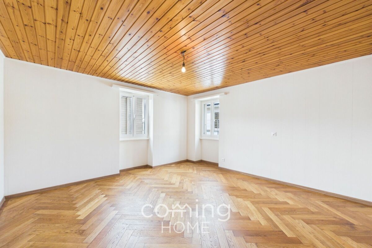 Leerer, heller Raum mit Holzdecke