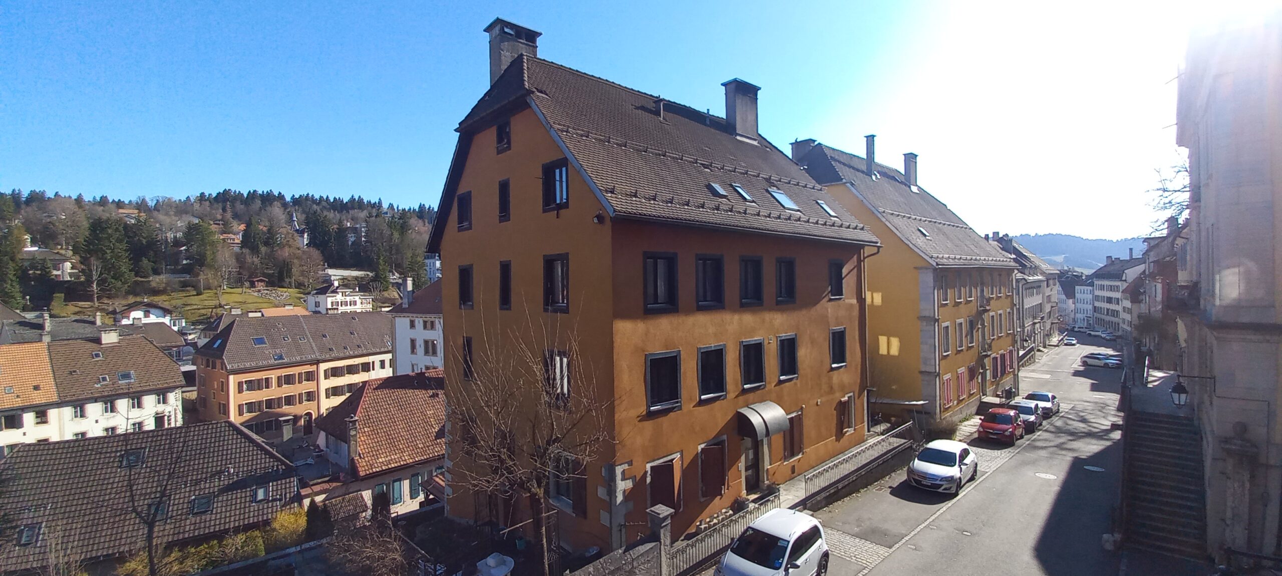 Städtische Häuserzeile mit Blick über die Dächer