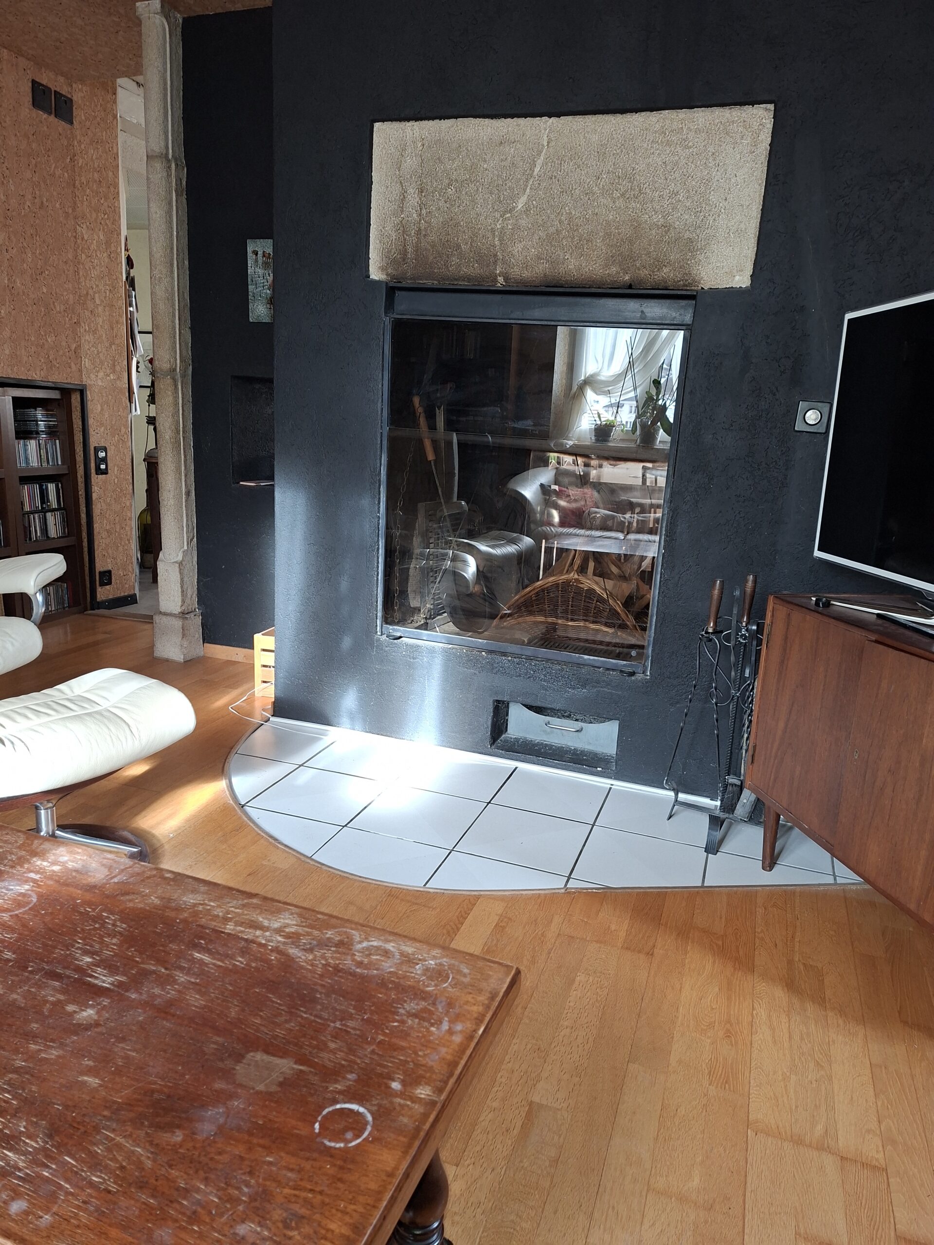 Wohnzimmer mit Kamin und TV