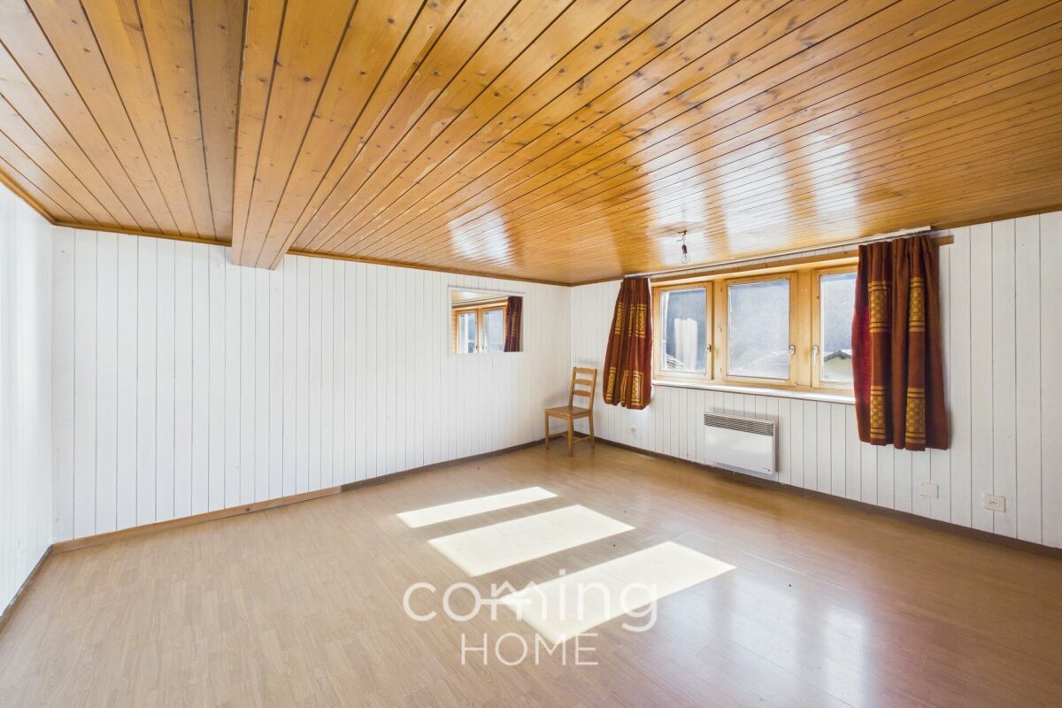 Leerer Wohnraum mit Holzdecke
