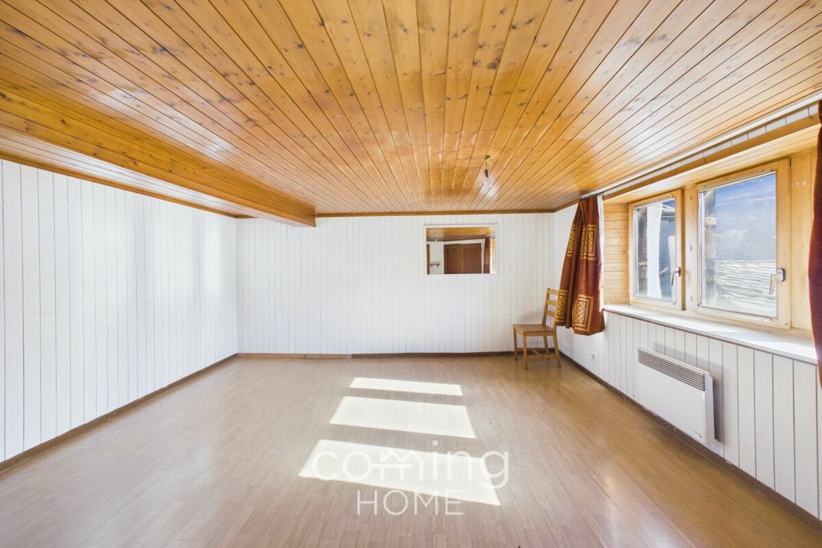 Heller, leerer Raum mit Holzdecke