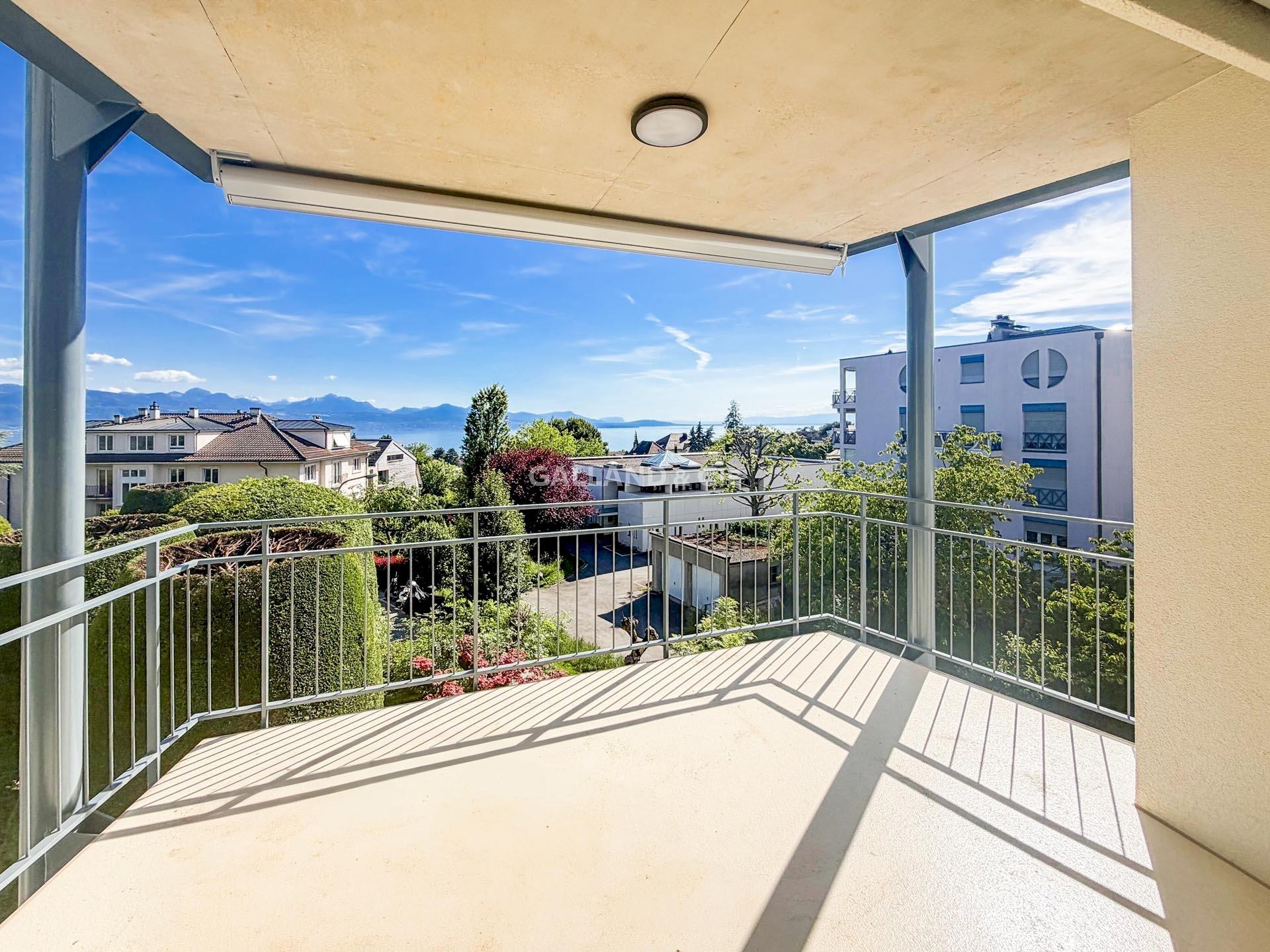 Balkon mit Berg- und Seeblick