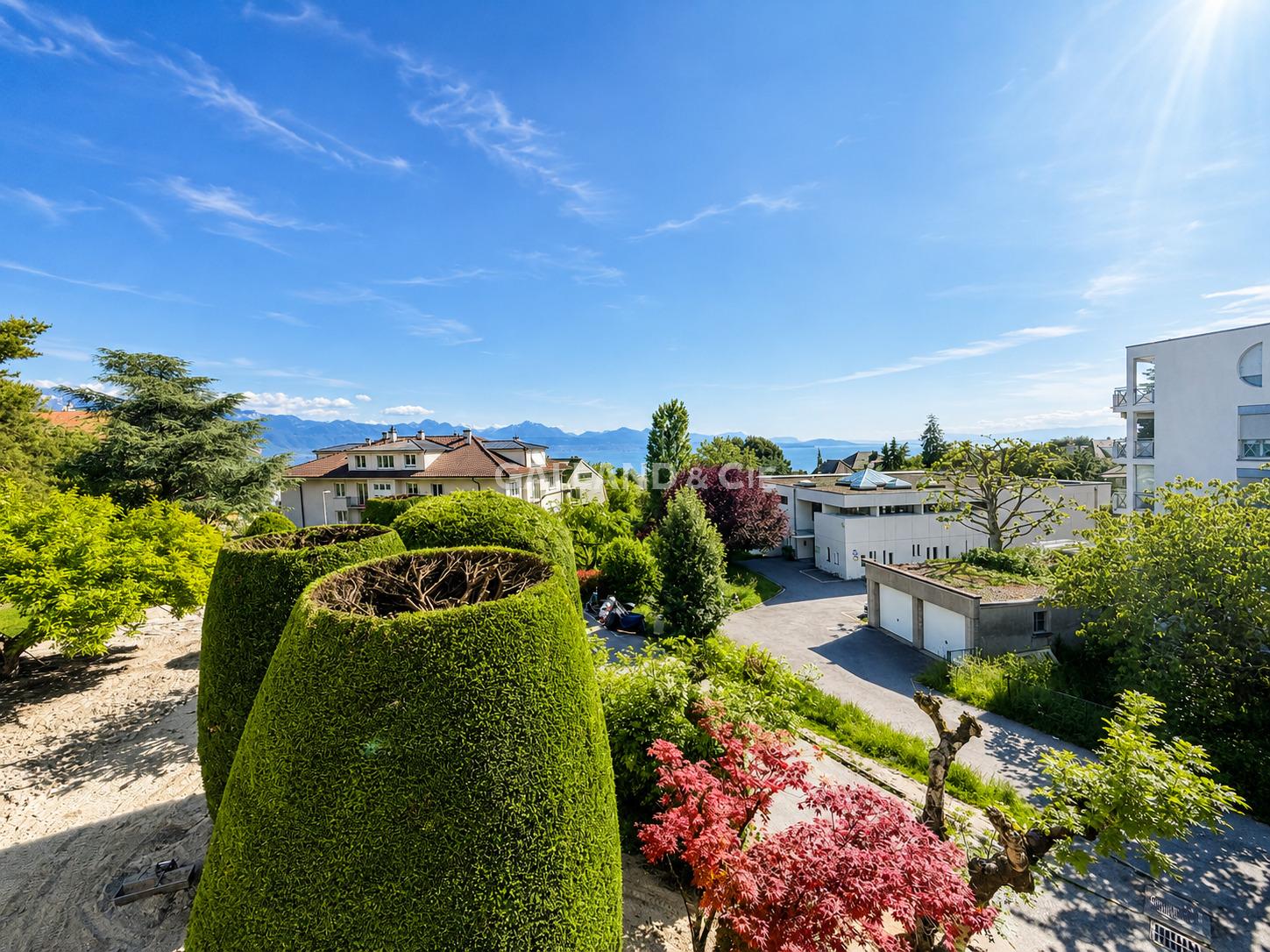 Seeblick aus gepflegtem Garten
