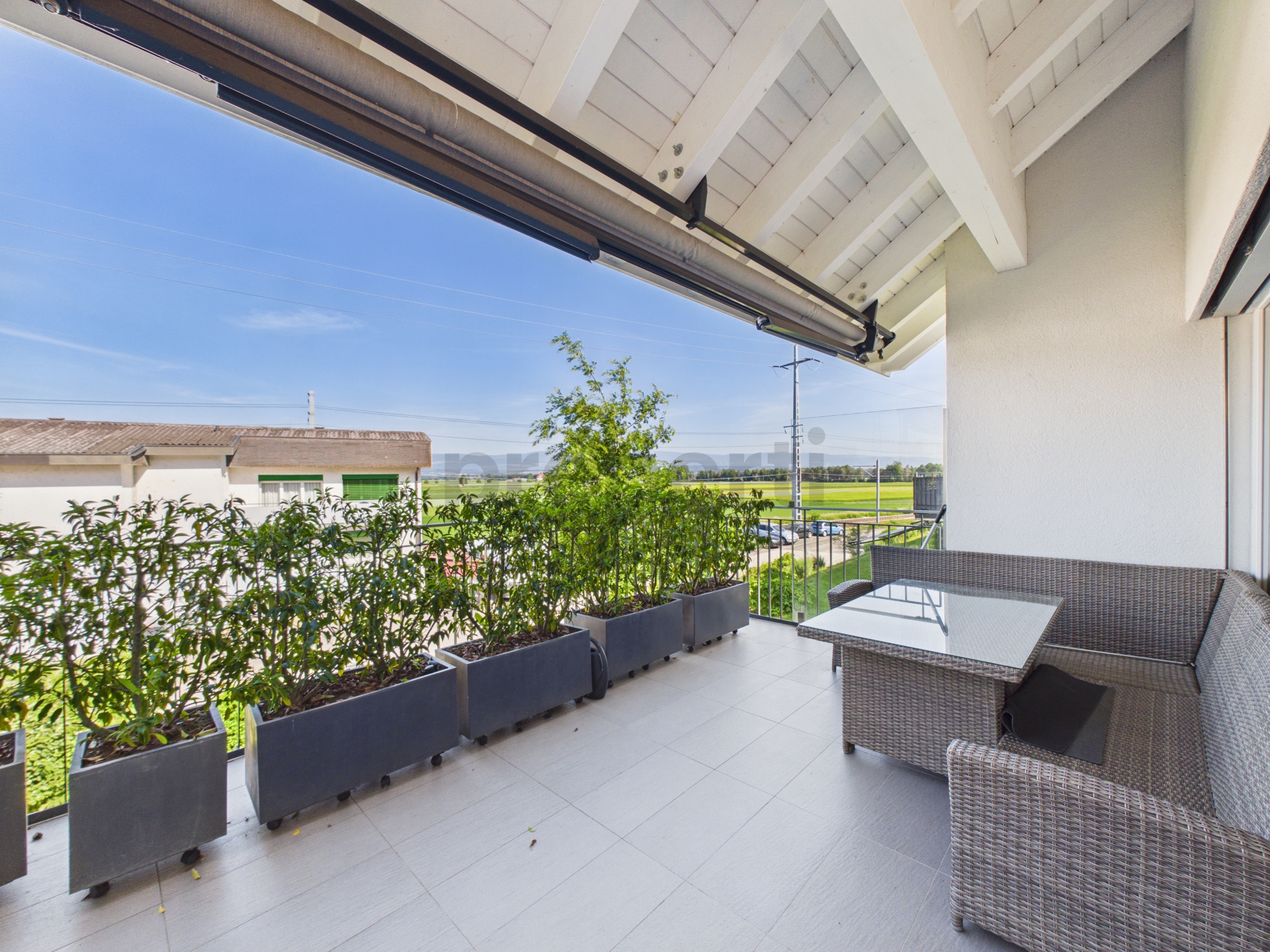 Überdachte Terrasse mit Weitblick