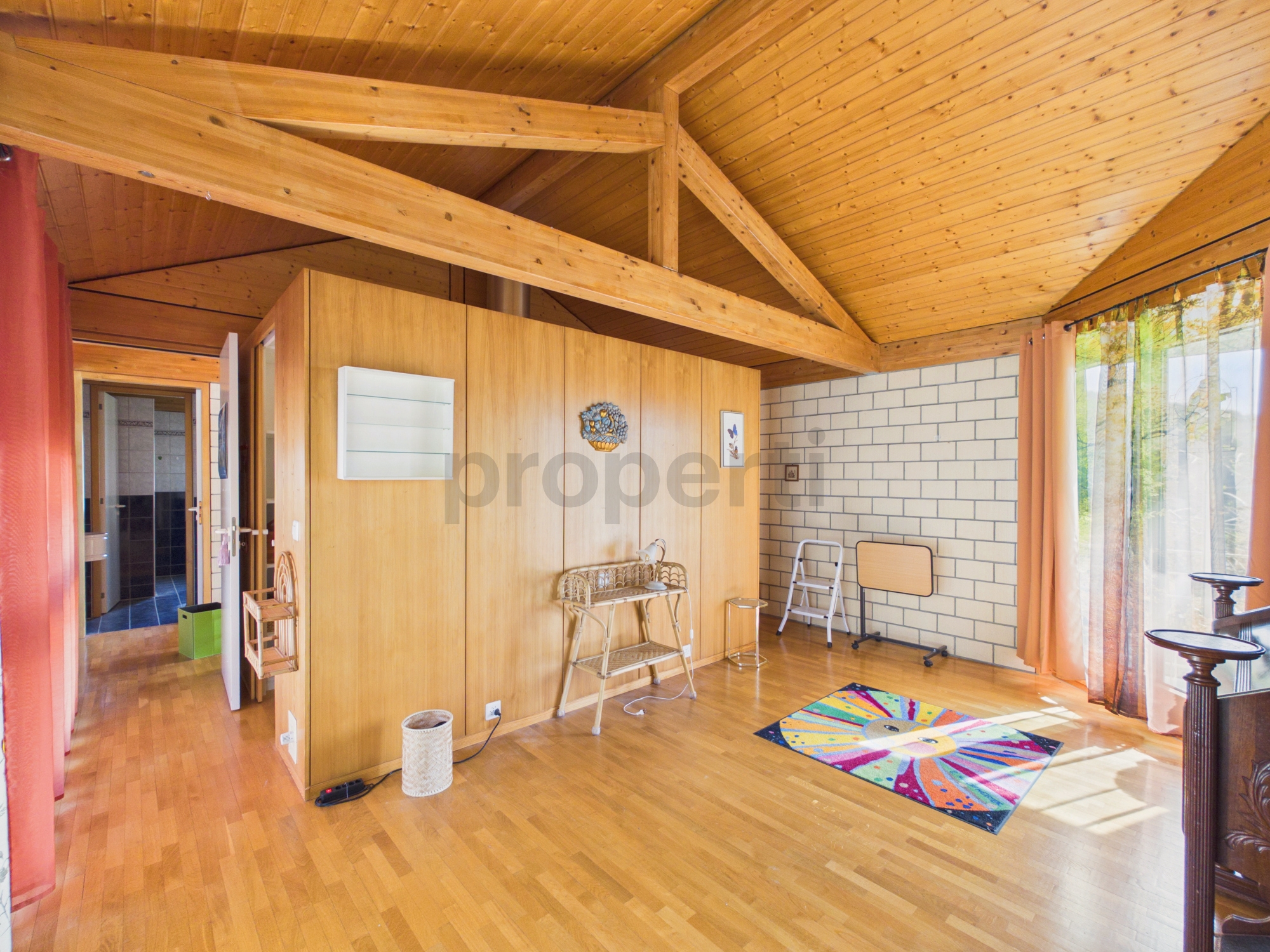 Holzvertächter Wohnraum mit sichtbaren Deckenbalken