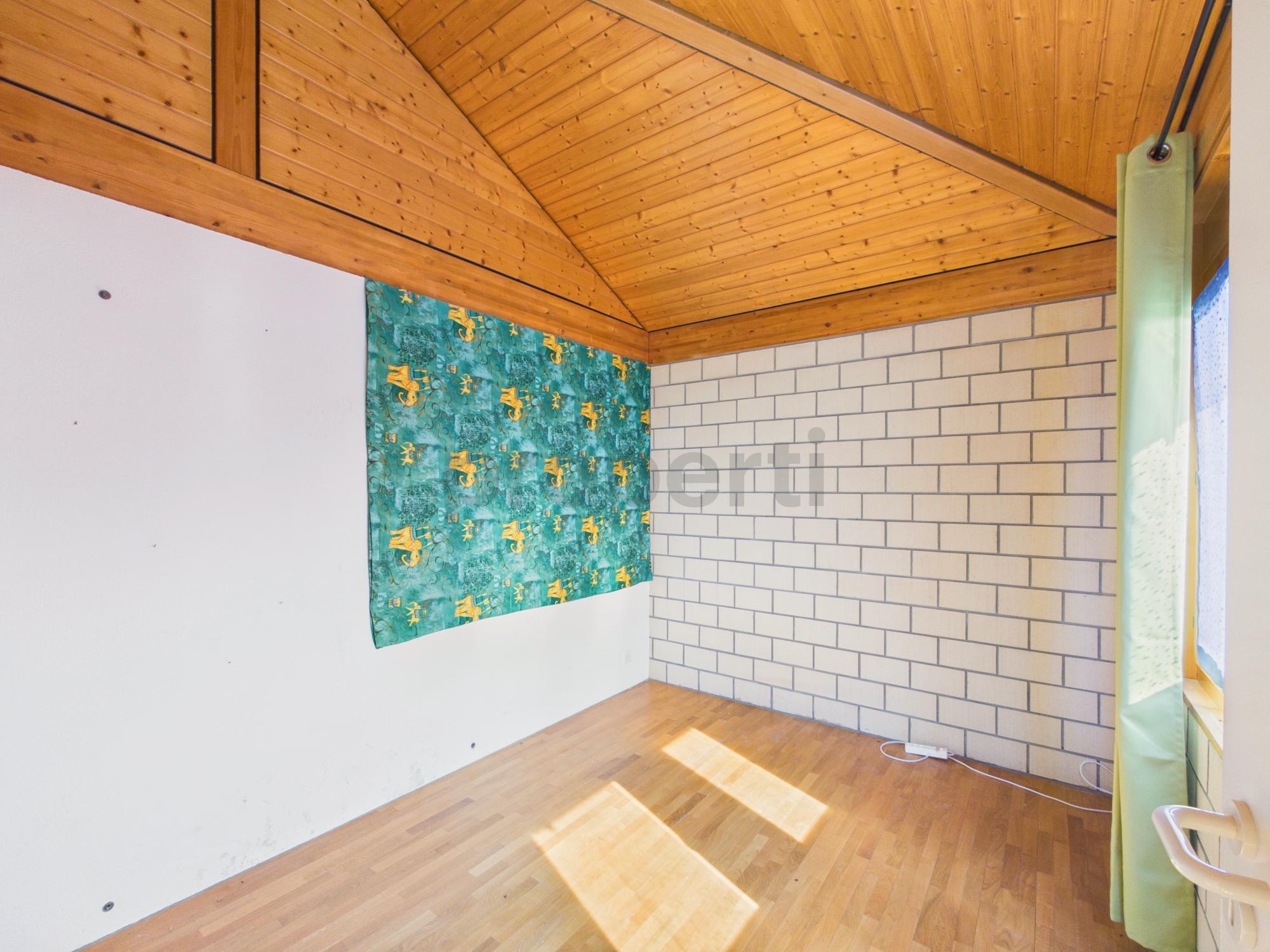 Leerer Dachraum mit Holzdecke und Fenster