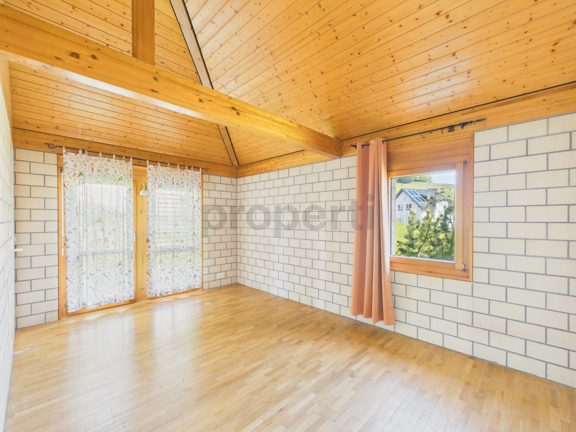 Leerer Raum mit Holzdecke und Kassettenfenstern