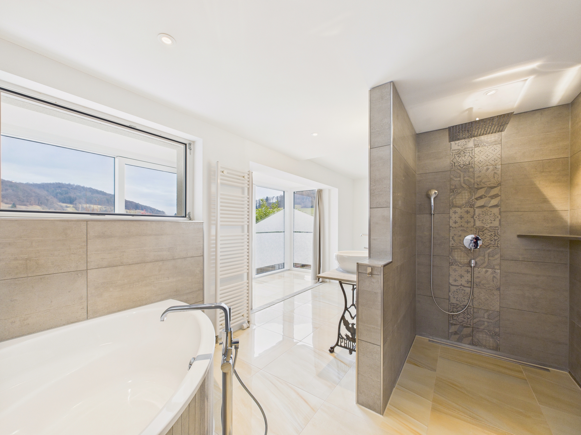 Modernes Badezimmer mit Badewanne und begehbarer Dusche