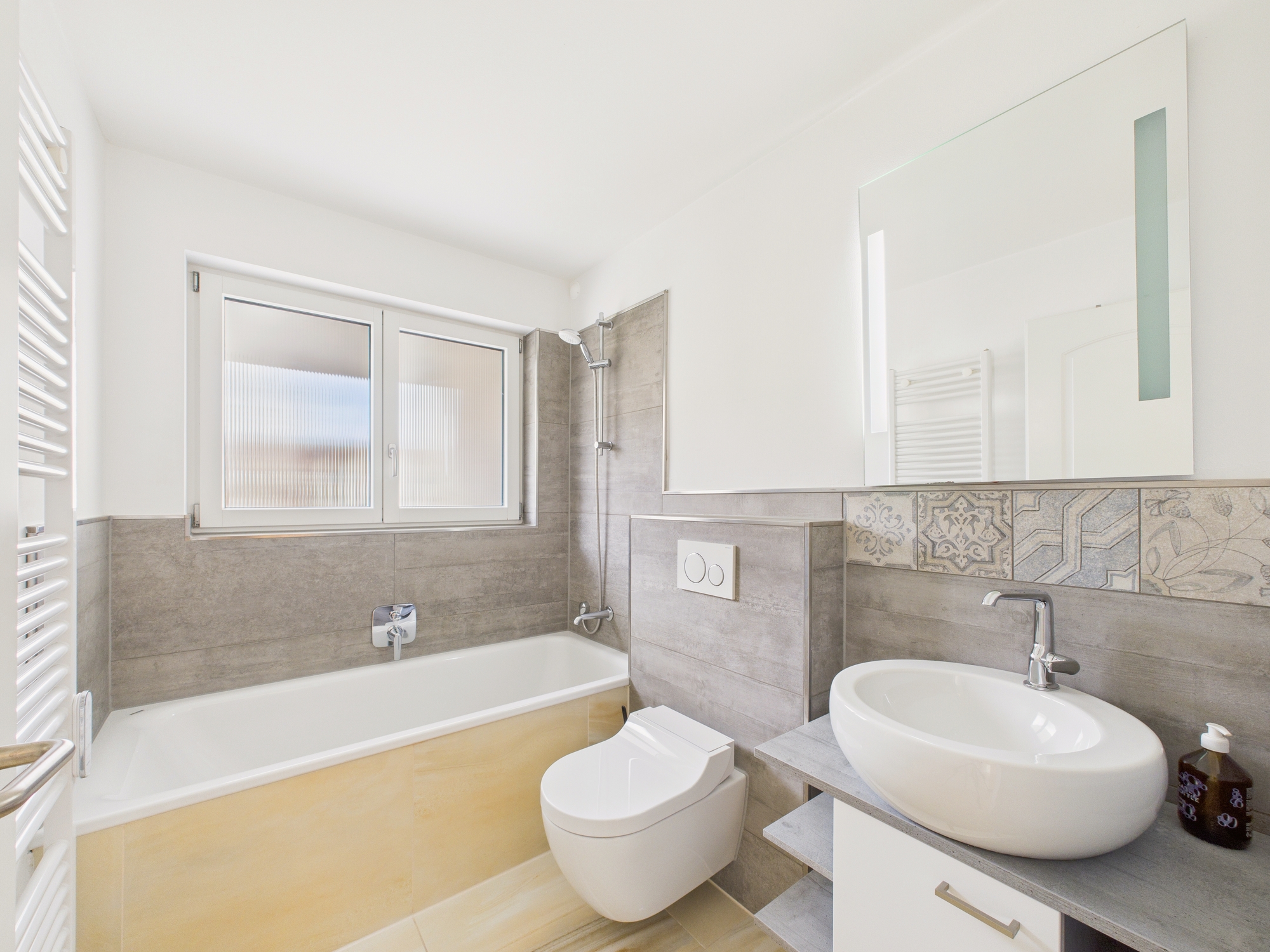 Modernes Badezimmer mit Badewanne und Waschtisch
