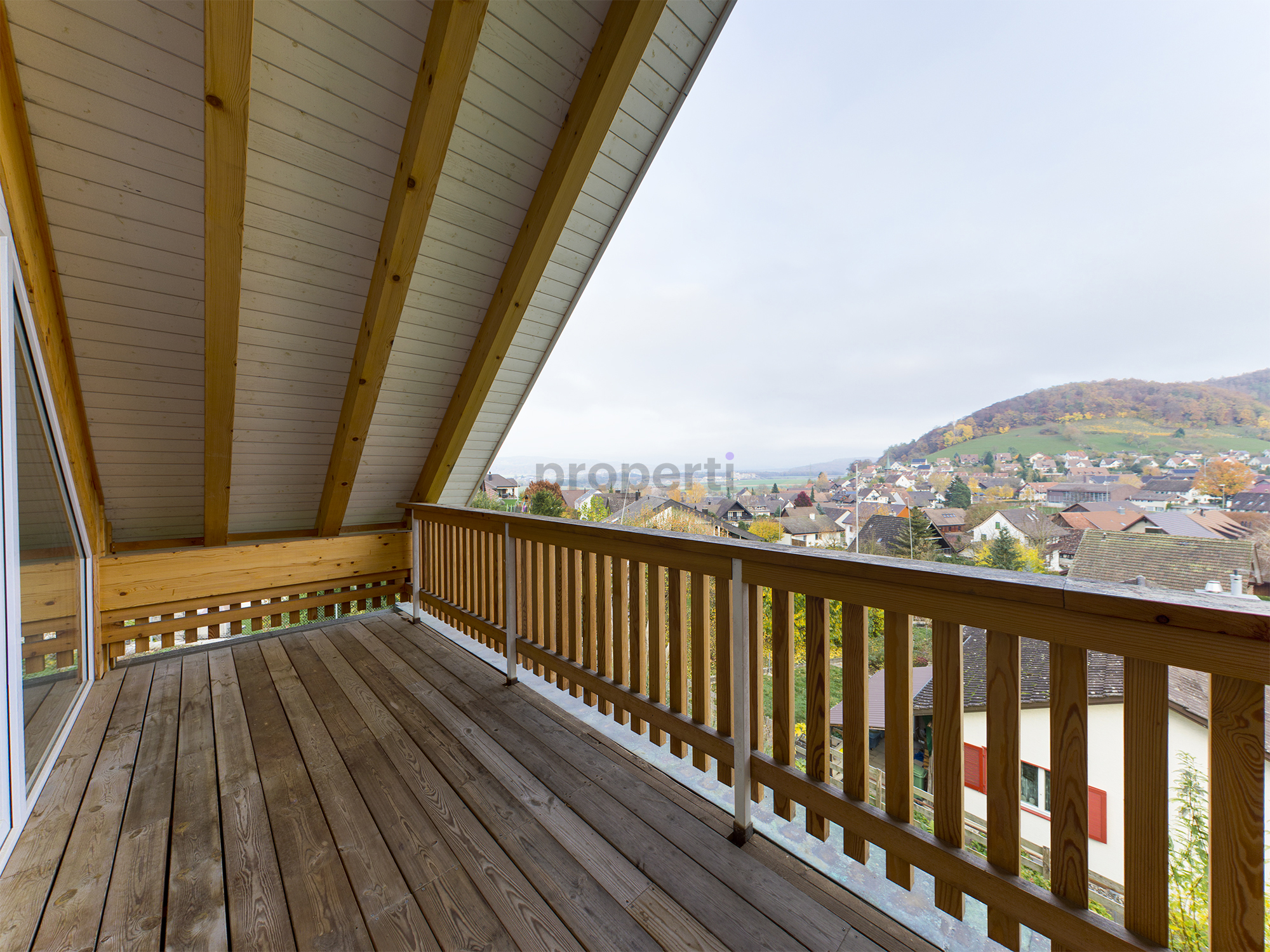 Überdachter Holzbalkon mit Aussicht