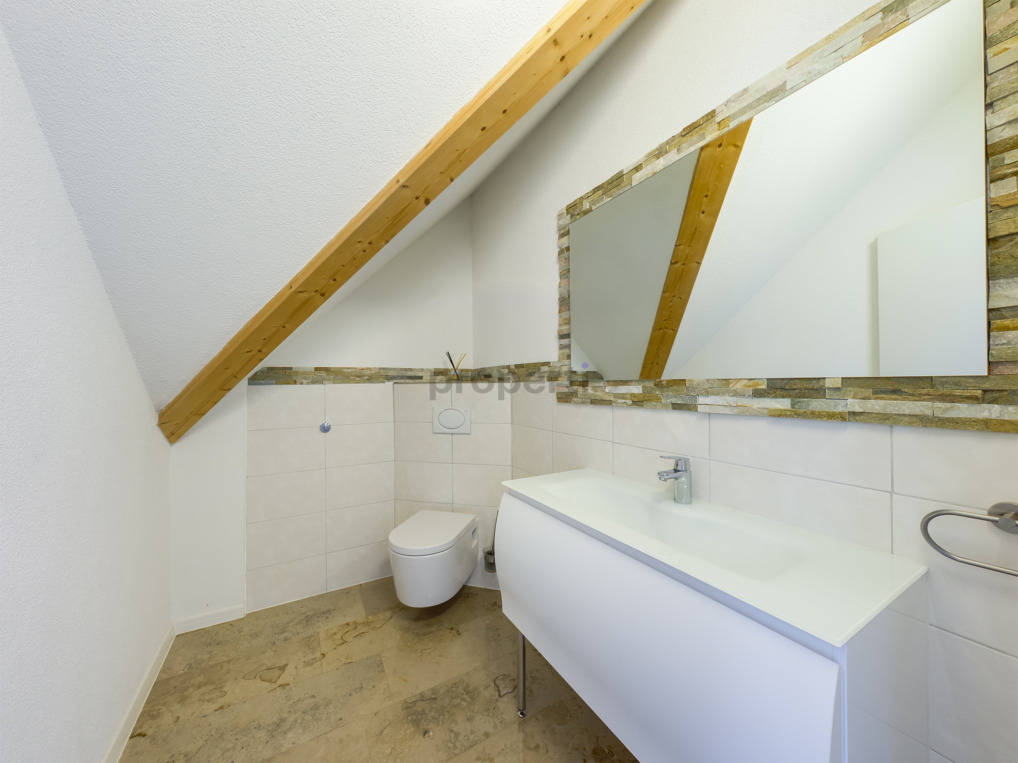 Modernes Dachgeschoss-Gäste-WC