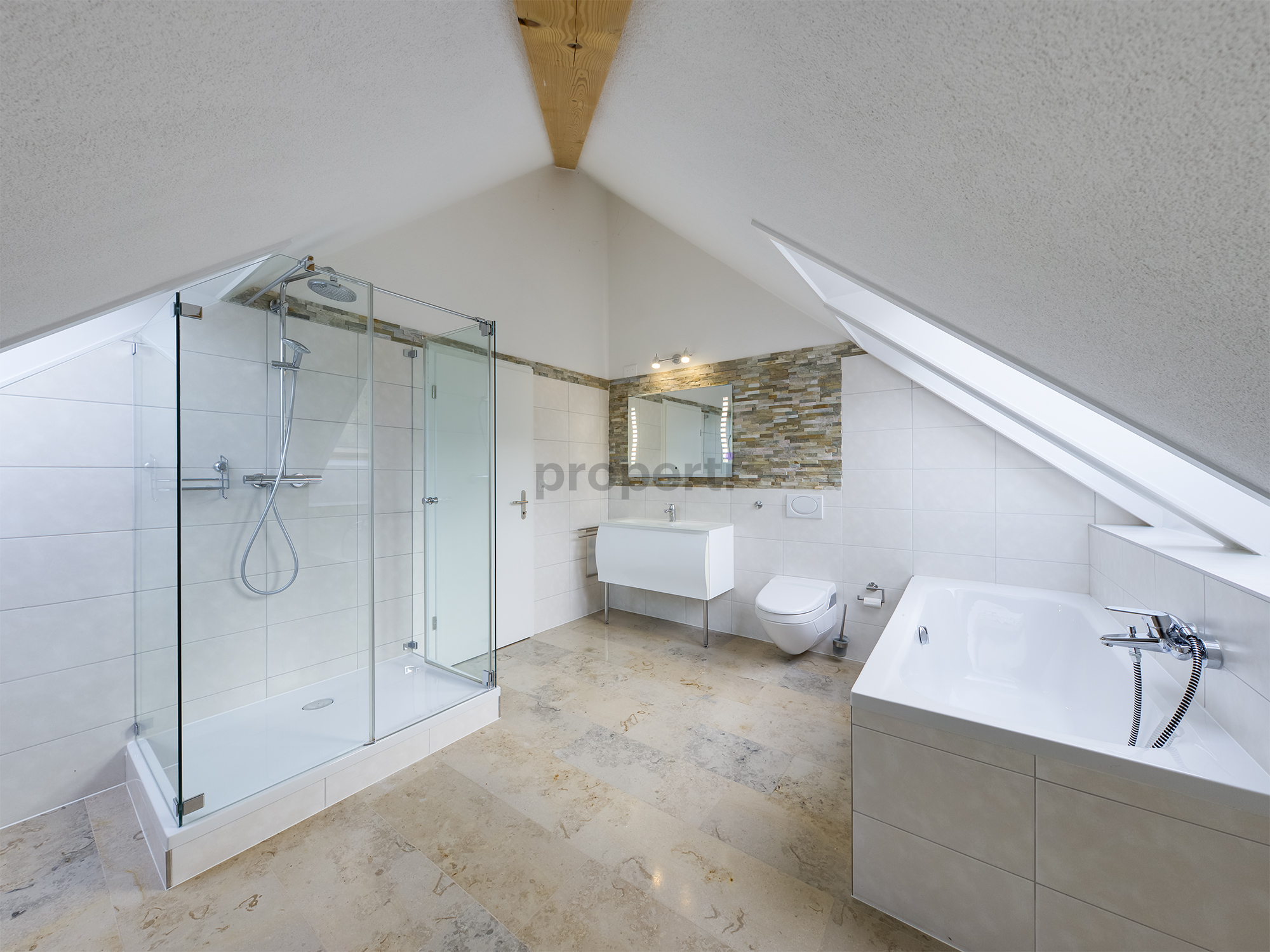 Modernes Dachgeschoss-Badezimmer mit Badewanne, Dusche und Waschtisch