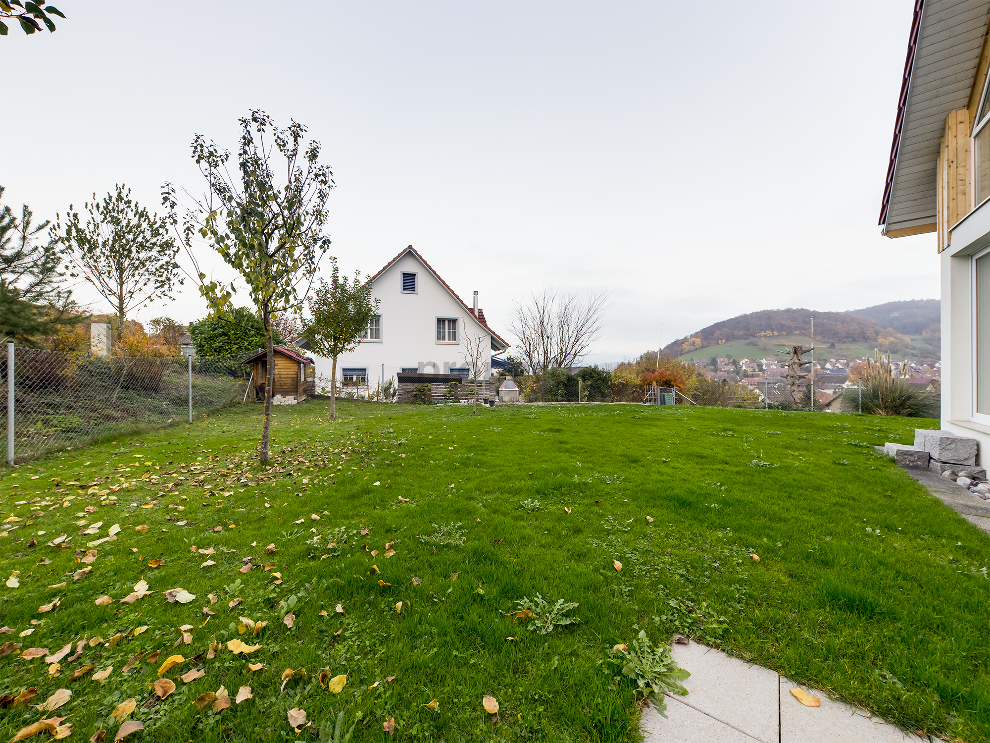 Großer Garten mit Blick auf ein Wohnhaus und Landschaft