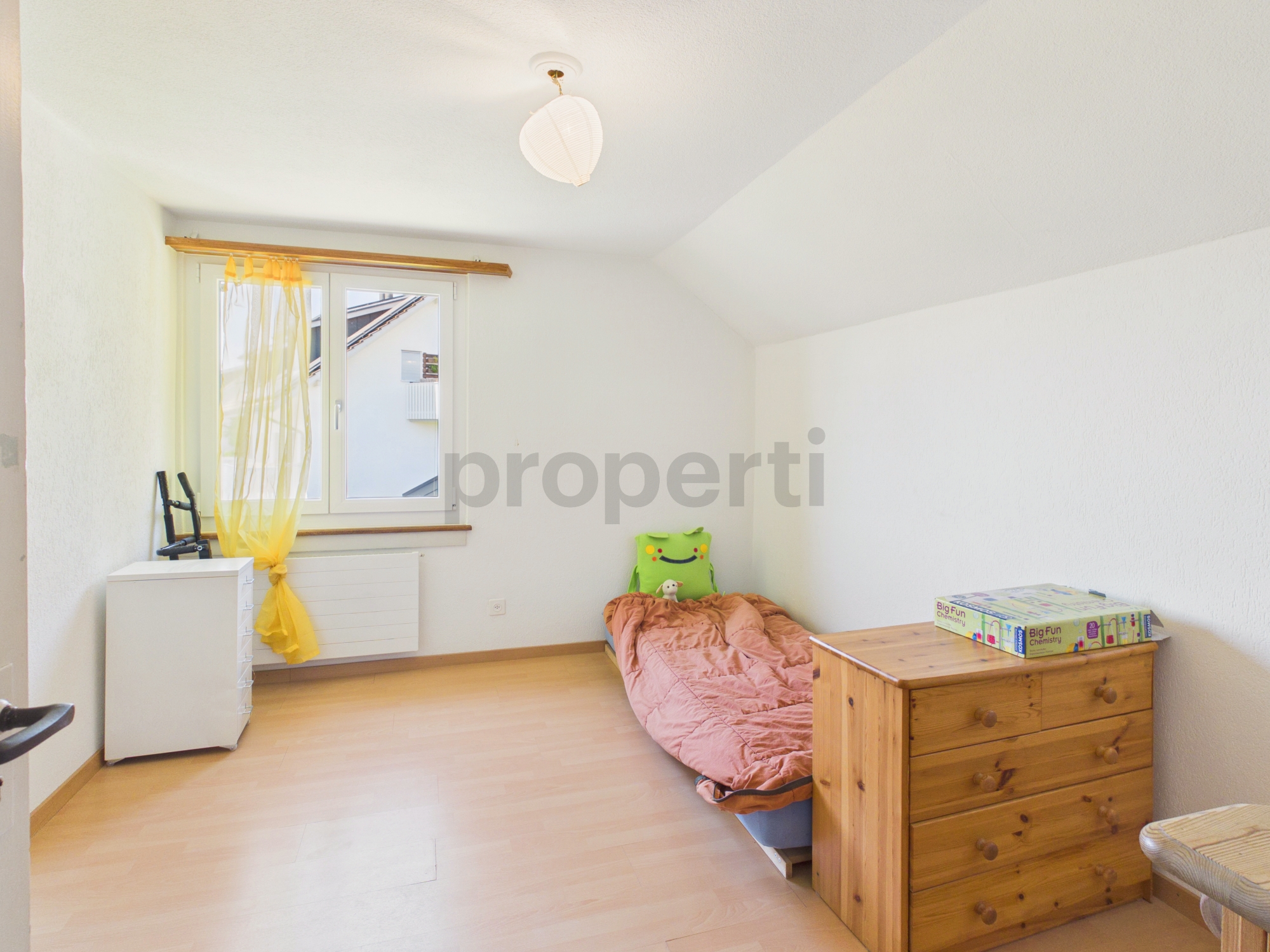 Helles Dachgeschoss-Kinderzimmer