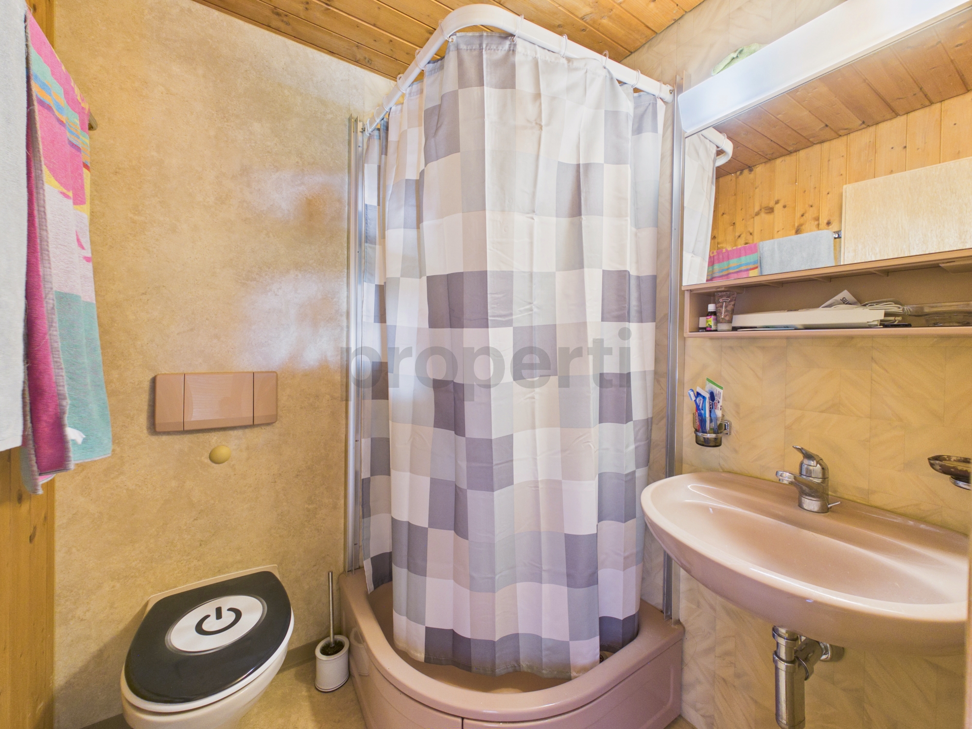 Kleines Badezimmer mit Dusche und Waschbecken