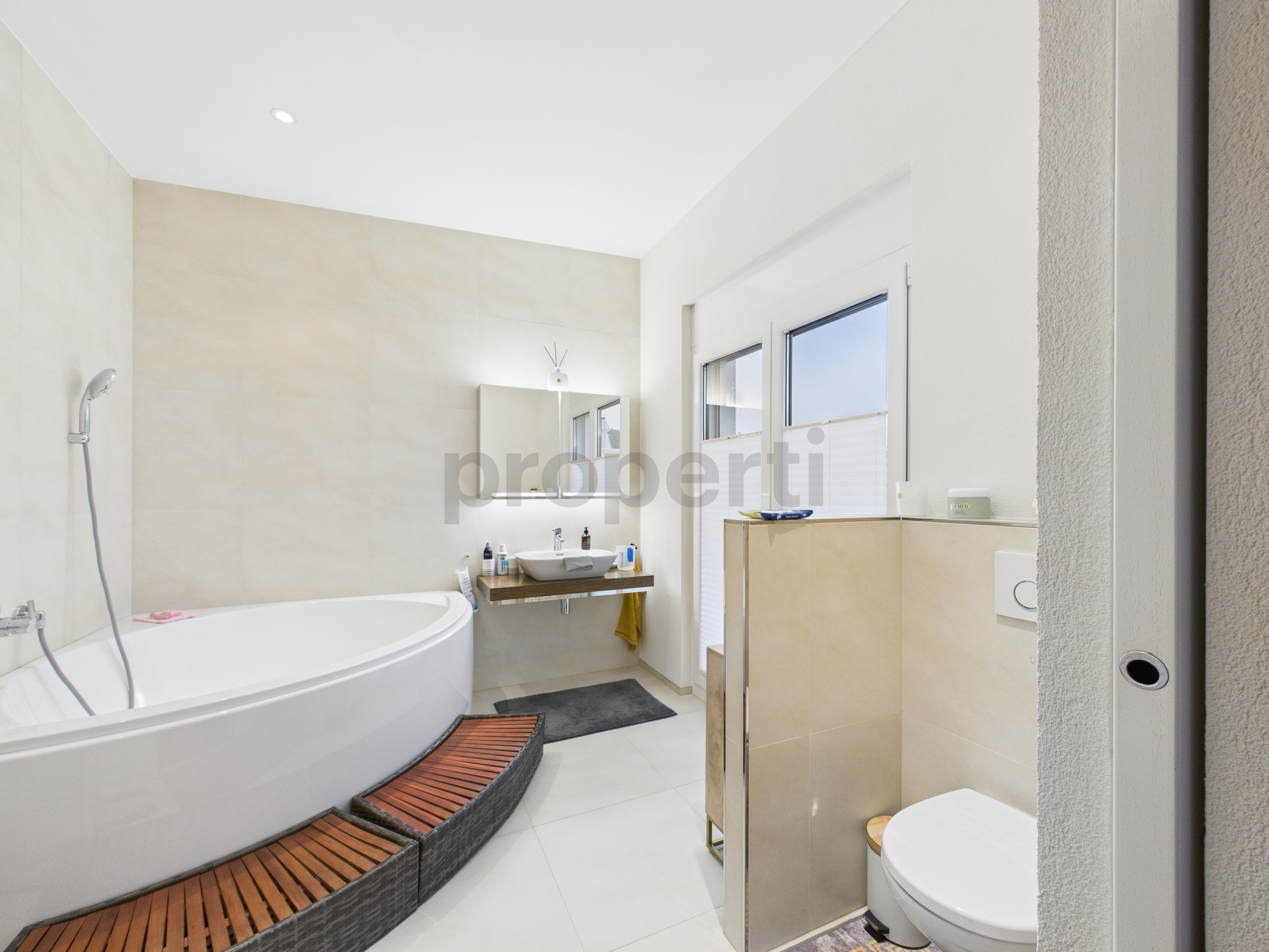 Modernes Badezimmer mit Badewanne und WC