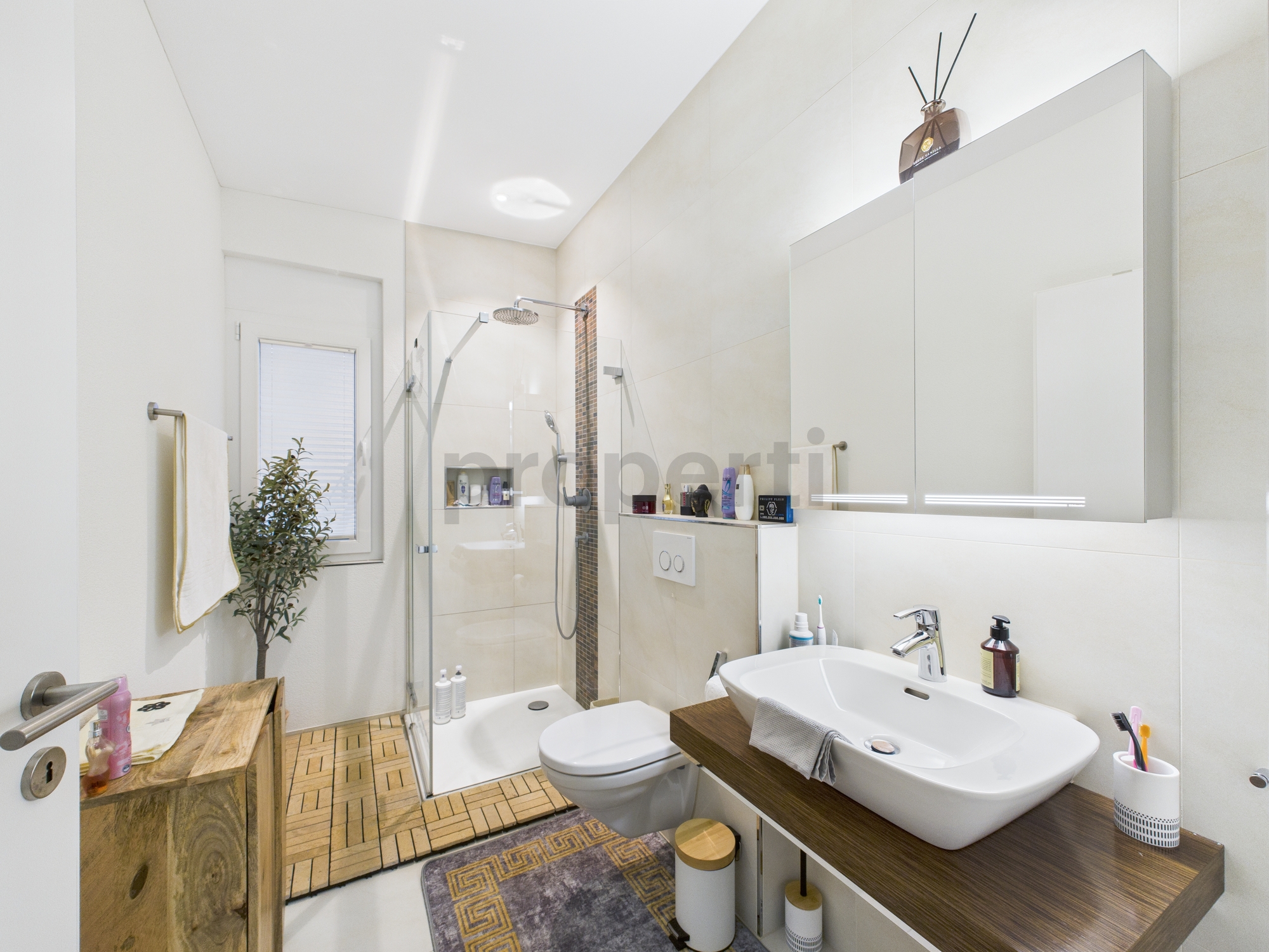 Modernes, helles Badezimmer