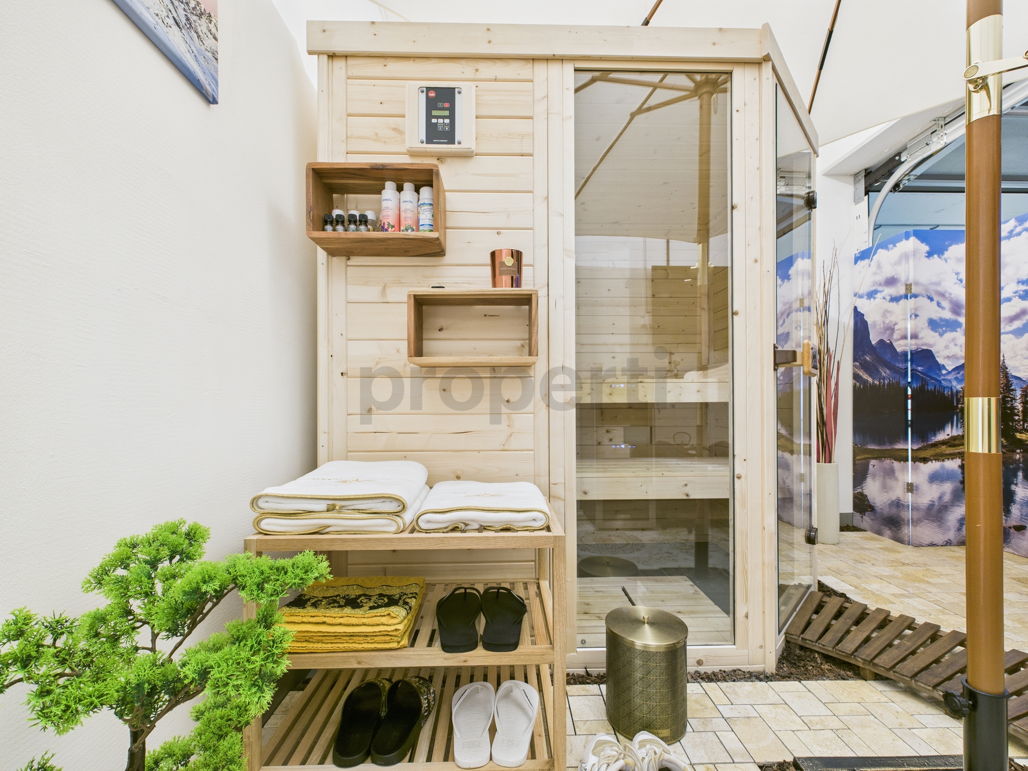 Innenansicht einer Holzsauna mit Vorraum