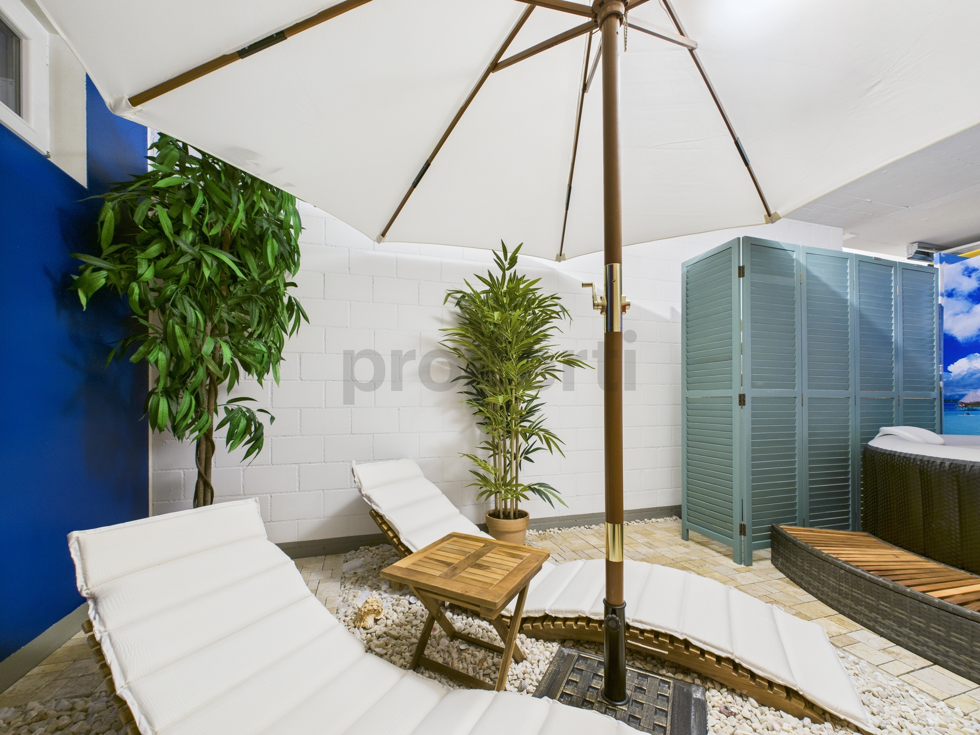 Indoor-Pool-/Spa-Lounge mit Liegen