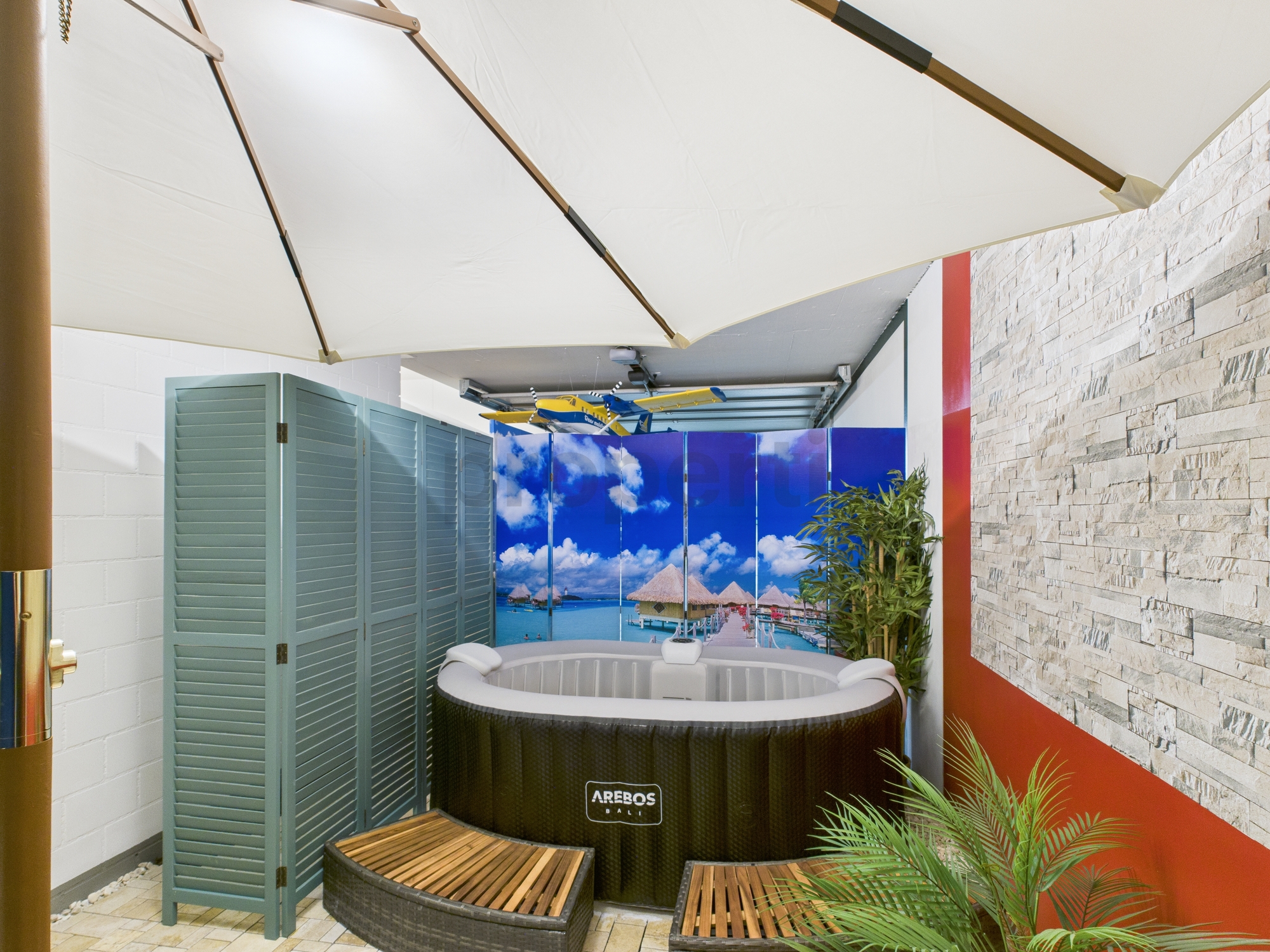 Innenbereich mit Whirlpool und Bali-Dekor