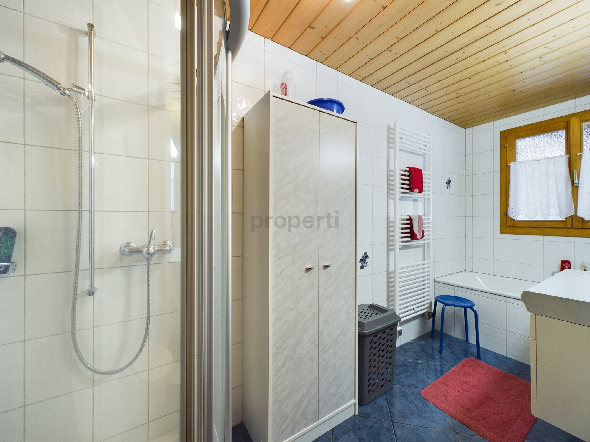 Badezimmer mit Dusche und Badewanne