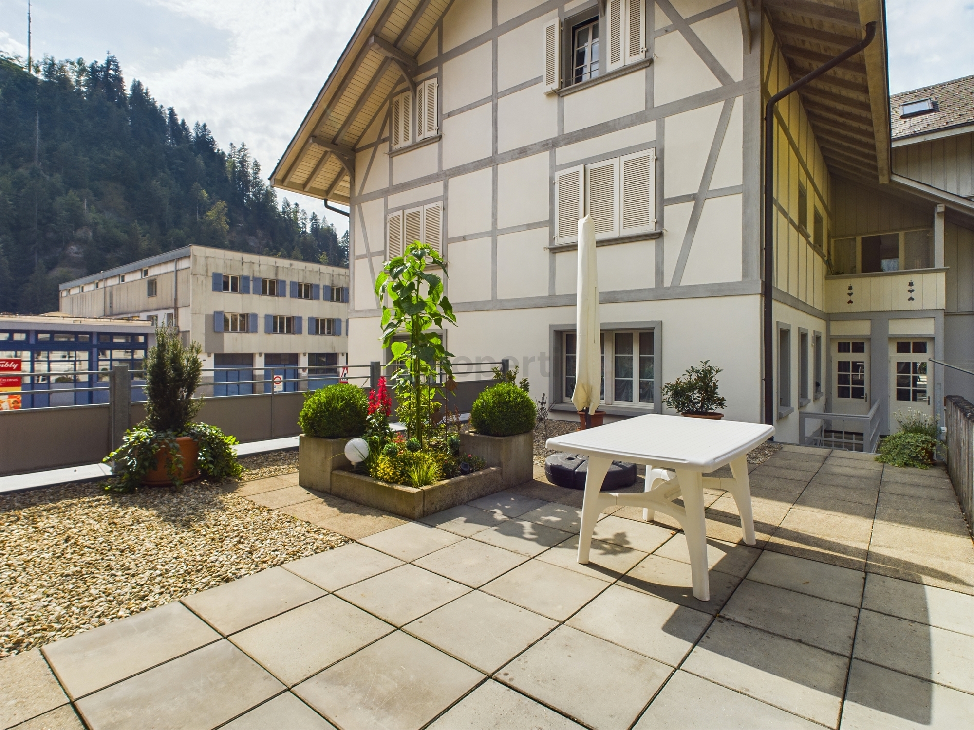 Terrasse mit Altbau-Fassade und Bergblick