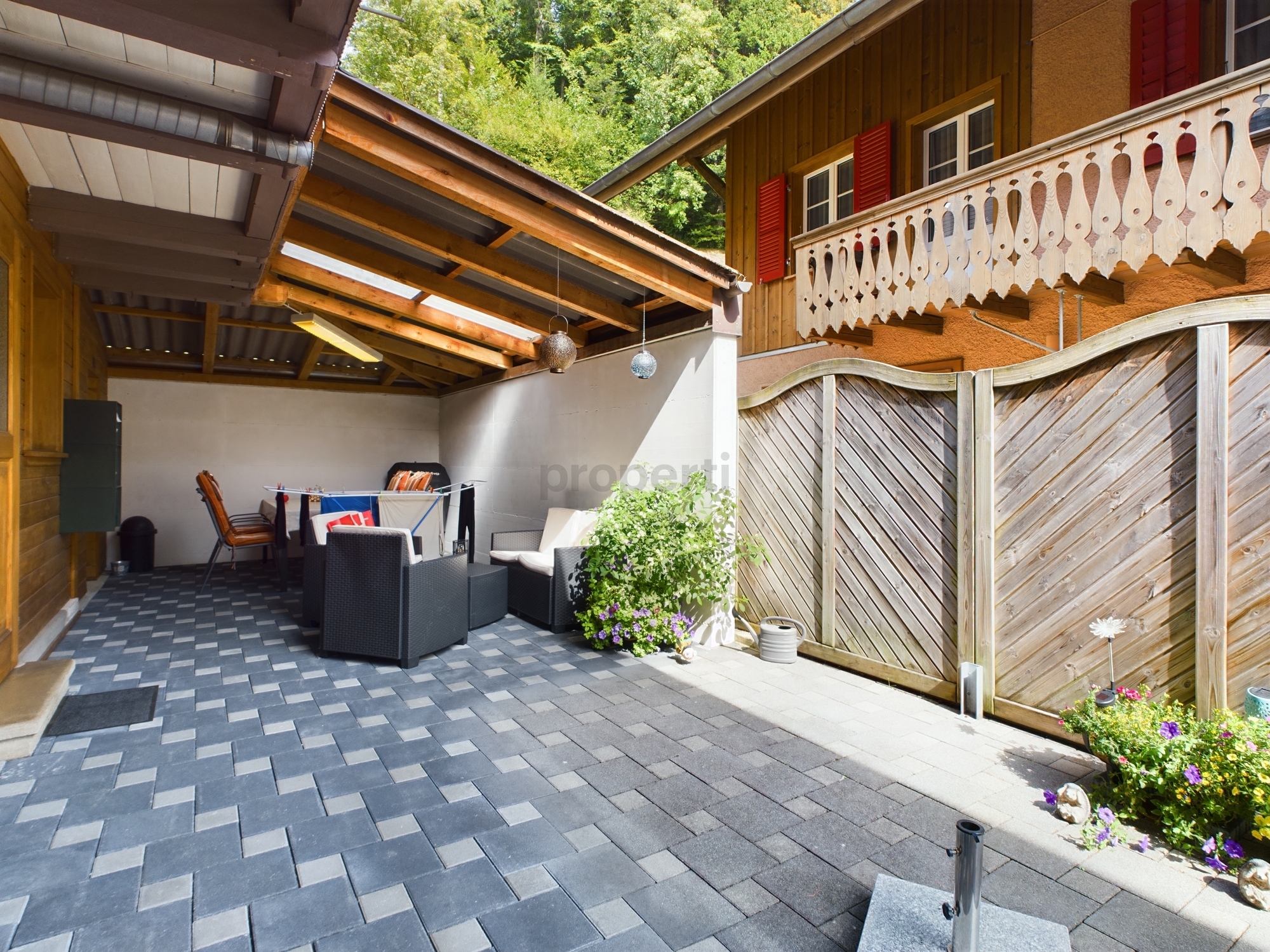 Überdachte Terrasse mit rustikal-alpinem Charakter