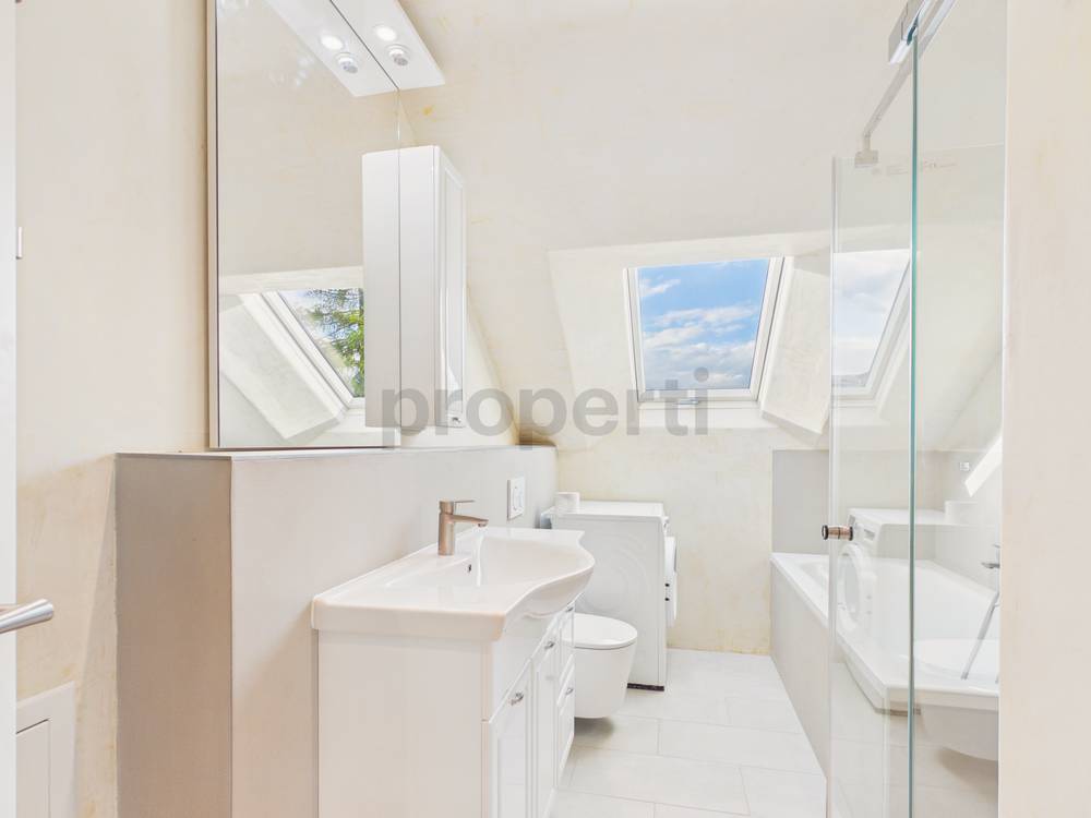 Helles Dachgeschoss-Bad mit Badewanne und Waschtisch